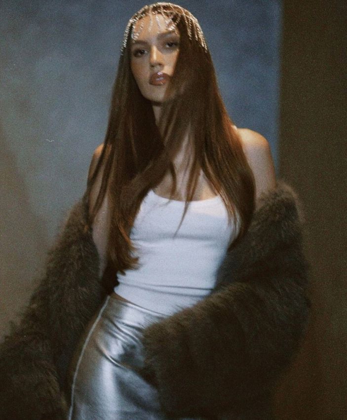 Duygu Özaslan mini etekli pozlarıyla büyüledi!