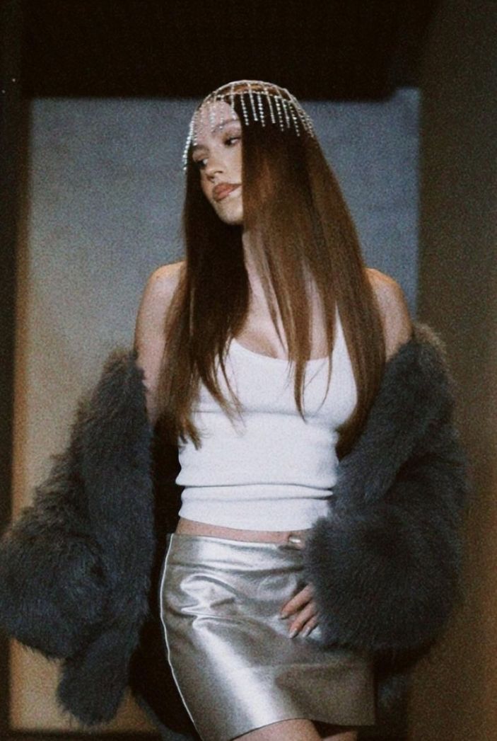 Duygu Özaslan mini etekli pozlarıyla büyüledi!