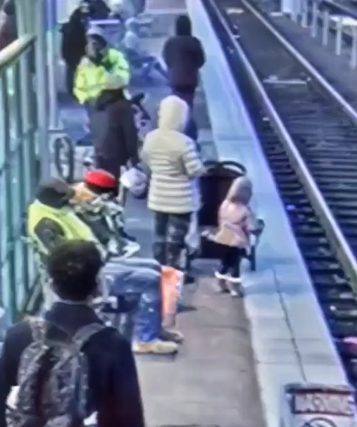 ABD'de tren istasyonundaki küçük çocuk raylara itildi