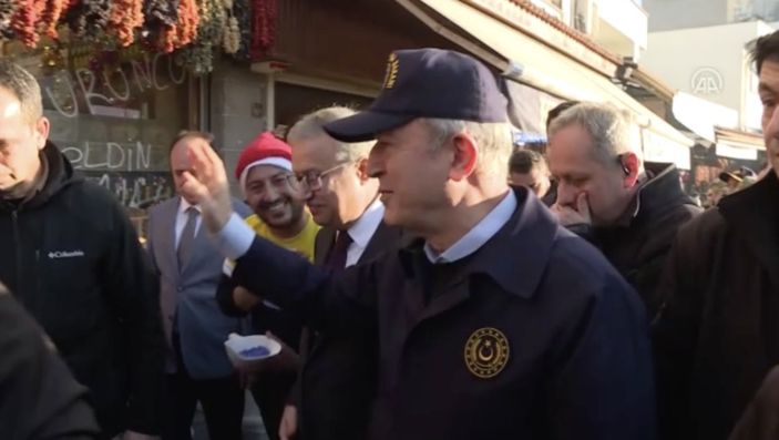 Hulusi Akar, beraberindeki TSK komuta kademesi ile Sur sokaklarında