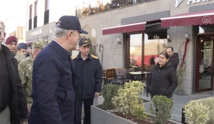 Hulusi Akar, beraberindeki TSK komuta kademesi ile Sur sokaklarında