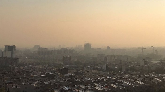 İran’da hava kirliliği okulları tatil etti
