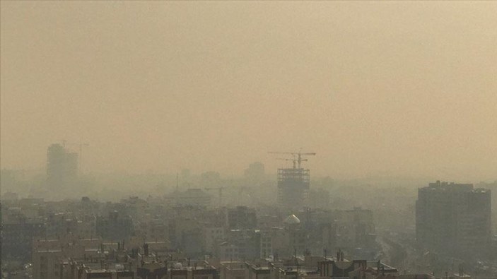 İran’da hava kirliliği okulları tatil etti