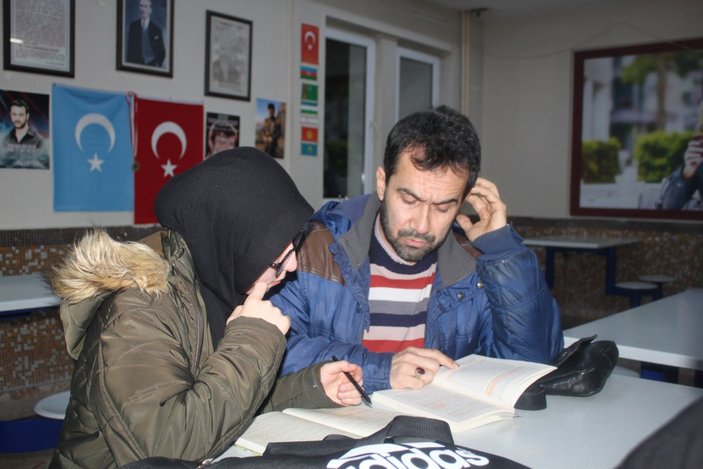 Konya'da babayla kız üniversitede aynı sırayı paylaşıyor 