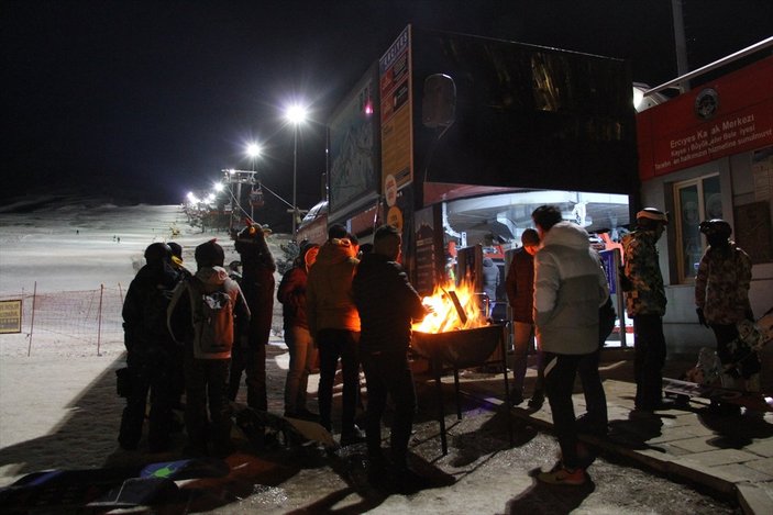 Erciyes'te meşaleli gece kayağı