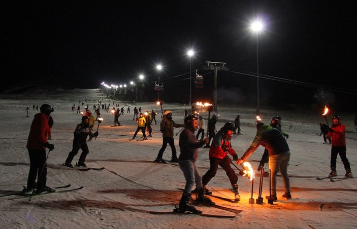 Erciyes'te meşaleli gece kayağı