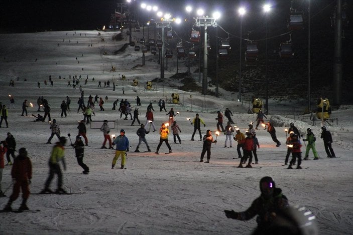 Erciyes'te meşaleli gece kayağı