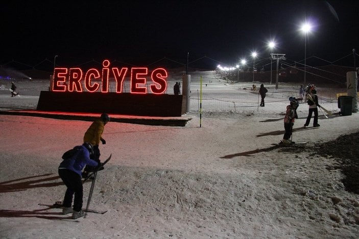 Erciyes'te meşaleli gece kayağı