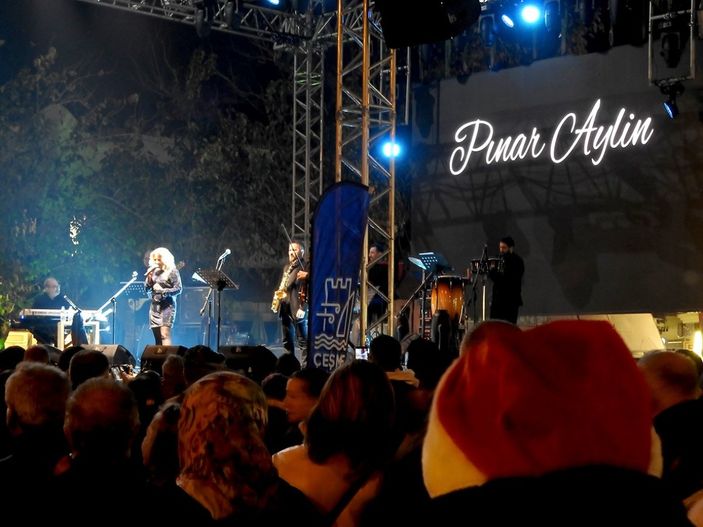 i Çeşme sokakları, yılbaşında dolup taştı