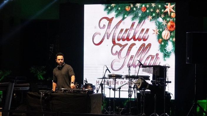 i Çeşme sokakları, yılbaşında dolup taştı