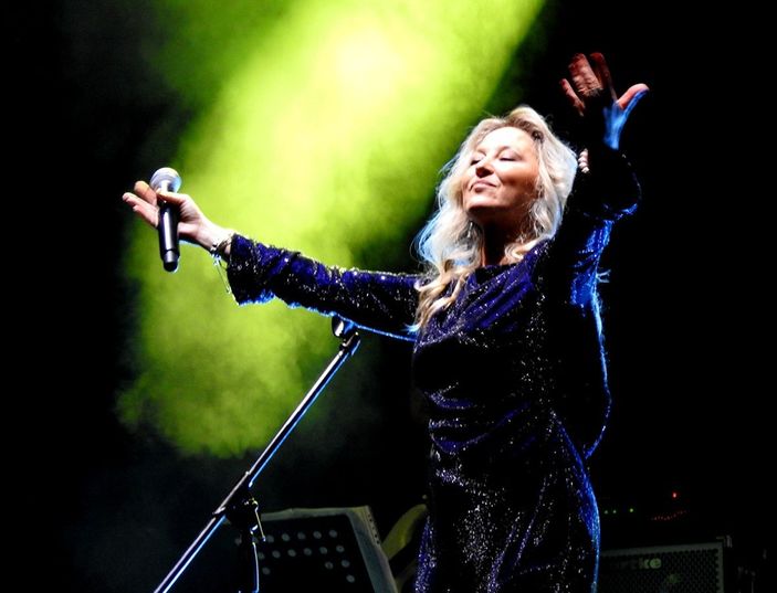 i Çeşme sokakları, yılbaşında dolup taştı