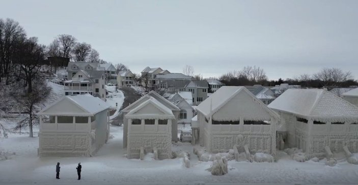Kanada'da evler buzla kaplandı