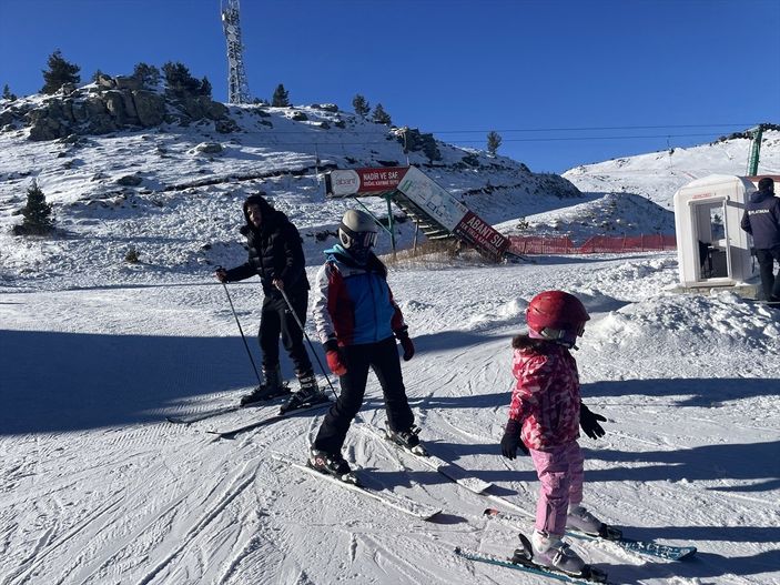 Tatilciler, Kartalkaya'da kayak yaptı