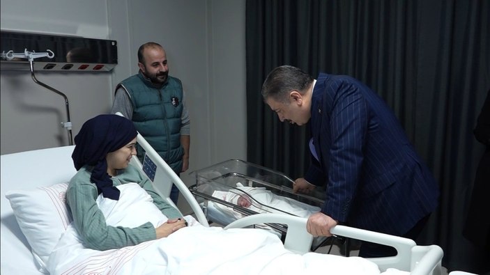 Fahrettin Koca, yeni yılı hastane ziyaretiyle karşıladı