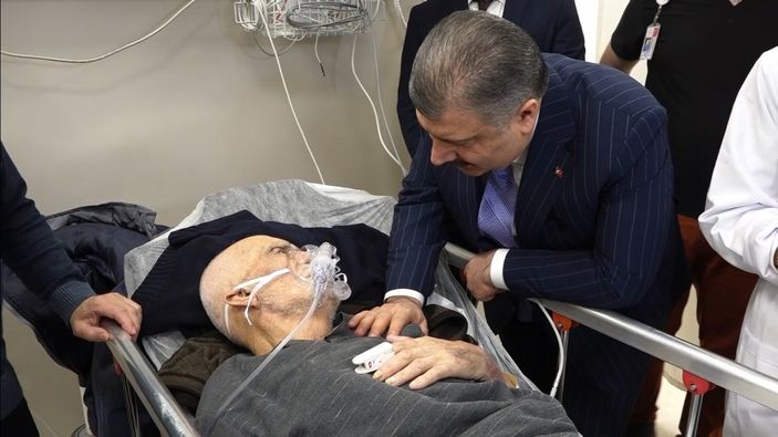 Fahrettin Koca, yeni yılı hastane ziyaretiyle karşıladı
