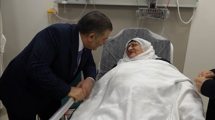 Fahrettin Koca, yeni yılı hastane ziyaretiyle karşıladı