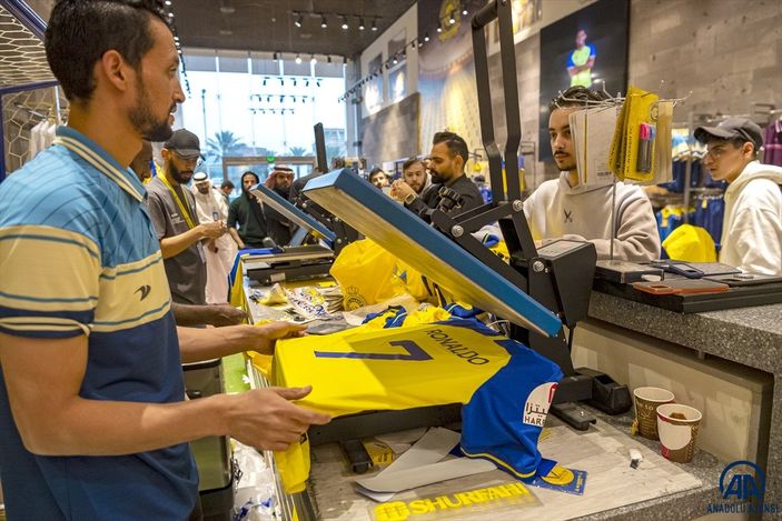 Cristiano Ronaldo'nun formaları satışa çıktı