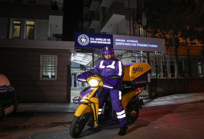 d Mustafa Varank yeni yıla kurye olarak girdi