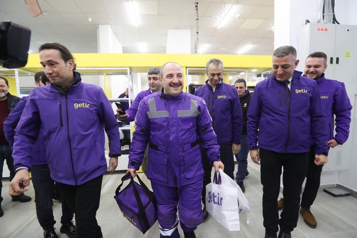 i Mustafa Varank yeni yıla kurye olarak girdi