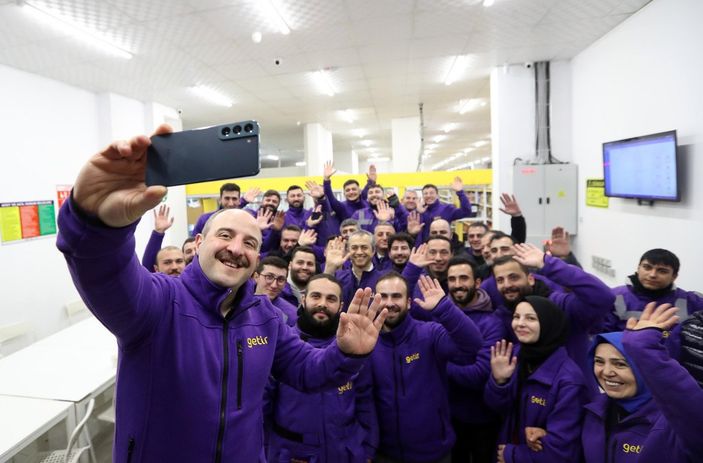 d Mustafa Varank yeni yıla kurye olarak girdi