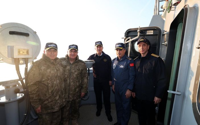 Hulusi Akar, Türkiye'nin en büyük savaş gemisini inceledi