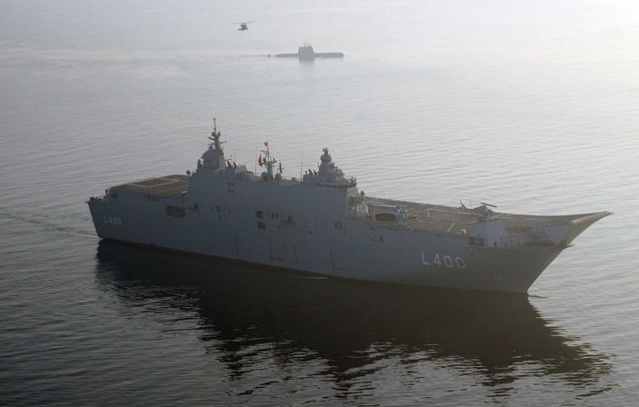 Hulusi Akar, Türkiye'nin en büyük savaş gemisini inceledi