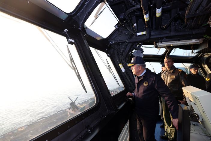 Hulusi Akar, Türkiye'nin en büyük savaş gemisini inceledi