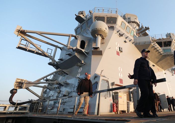 Hulusi Akar, Türkiye'nin en büyük savaş gemisini inceledi