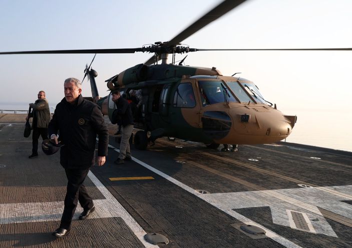 Hulusi Akar, Türkiye'nin en büyük savaş gemisini inceledi