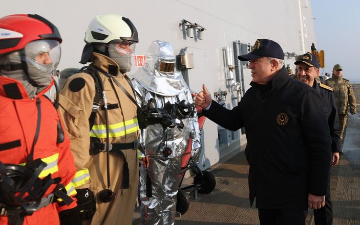 Hulusi Akar, Türkiye'nin en büyük savaş gemisini inceledi