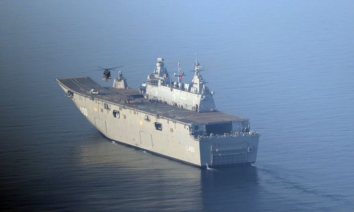 Hulusi Akar, Türkiye'nin en büyük savaş gemisini inceledi