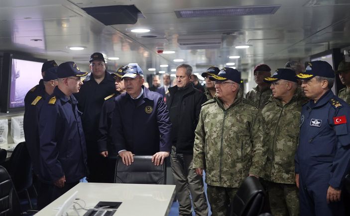 Hulusi Akar, Türkiye'nin en büyük savaş gemisini inceledi