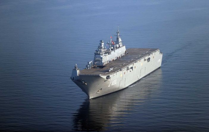 Hulusi Akar, Türkiye'nin en büyük savaş gemisini inceledi