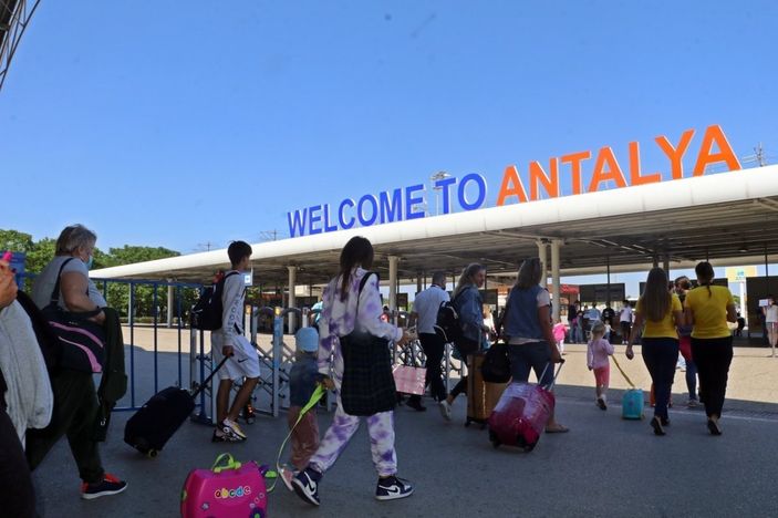 Antalya'ya yılın ilk gününde 64 uçakla 9 bin 27 turist geldi