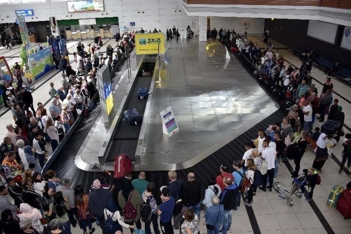 Antalya'ya yılın ilk gününde 64 uçakla 9 bin 27 turist geldi