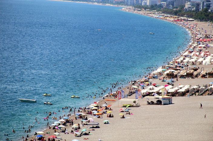 Antalya'ya yılın ilk gününde 64 uçakla 9 bin 27 turist geldi