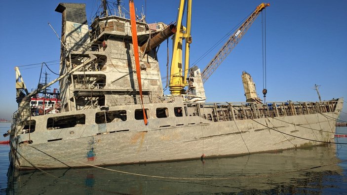 İskenderun Limanı’nda batan gemi su yüzüne çıkarıldı