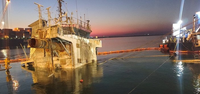 İskenderun Limanı’nda batan gemi su yüzüne çıkarıldı