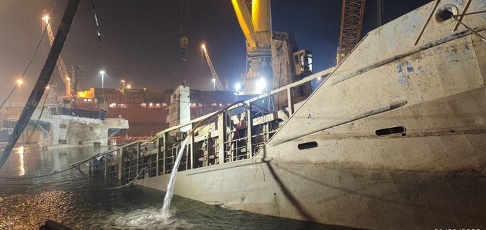 İskenderun Limanı’nda batan gemi su yüzüne çıkarıldı