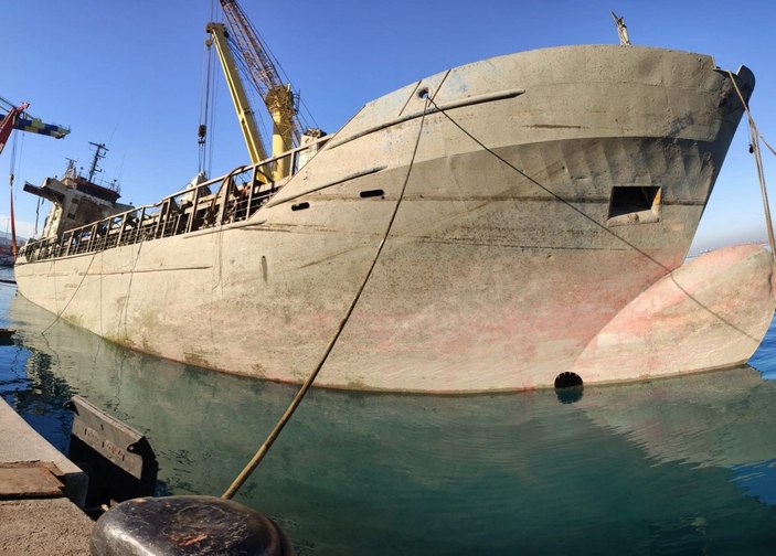 İskenderun Limanı’nda batan gemi su yüzüne çıkarıldı