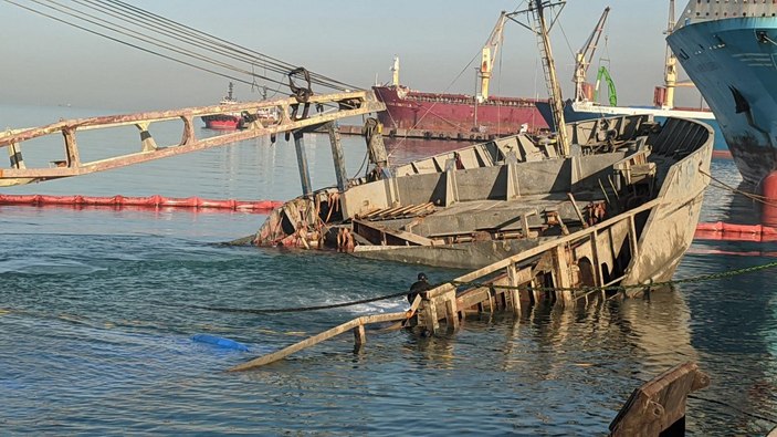 İskenderun Limanı’nda batan gemi su yüzüne çıkarıldı