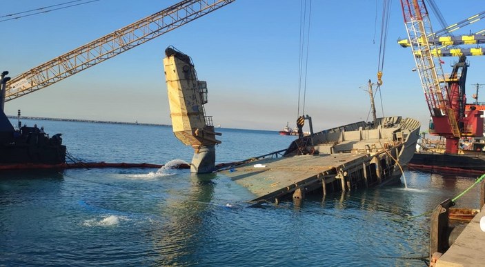 İskenderun Limanı’nda batan gemi su yüzüne çıkarıldı