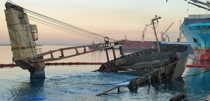 İskenderun Limanı’nda batan gemi su yüzüne çıkarıldı