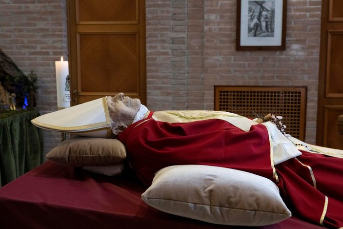 Eski Papa Benedict'in ölümü, Vatikan'da yeni yılı gölgede bıraktı