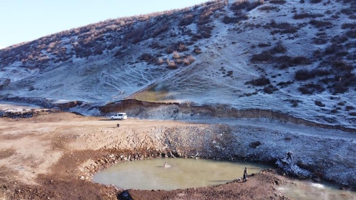 Bitlis’te kış mevsiminde üstü açık kaplıcaya girdiler
