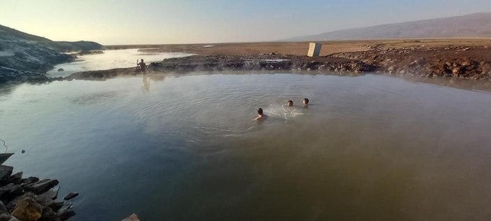 Bitlis’te kış mevsiminde üstü açık kaplıcaya girdiler