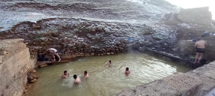 Bitlis’te kış mevsiminde üstü açık kaplıcaya girdiler