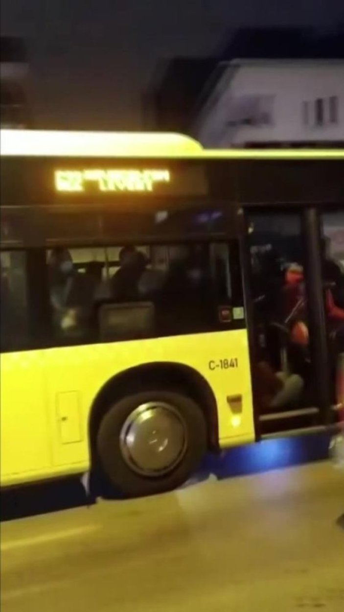 Sancaktepe’de İETT otobüsleri duraktaki yolcuları almadı