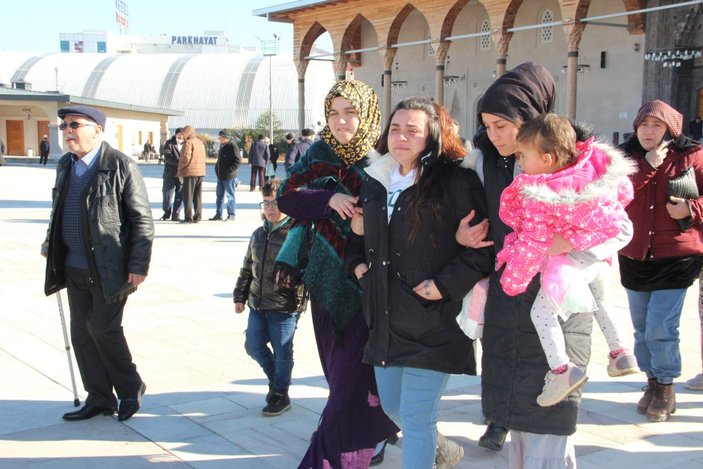 Manisa’da katledilen kadın toprağa verildi, kızının feryatları yürek yaktı 