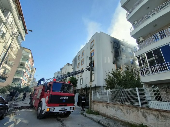 Antalya’da kedisi yangında telef olan genç kız gözyaşlarına boğuldu